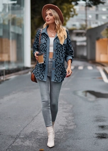 Detailopname van het blauwe corduroy jack met luipaardprint, knopen en borstzakken voor dames