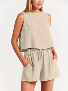 Détail d'un ensemble beige deux pièces en lin avec haut sans manches et short à cordon