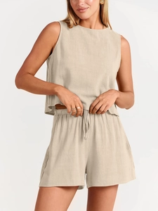 Détail d'un ensemble d'été beige minimaliste avec haut sans manches et short à cordon