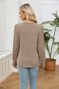 Vue arrière du haut en tricot côtelé marron à manches longues et épaules bouffantes