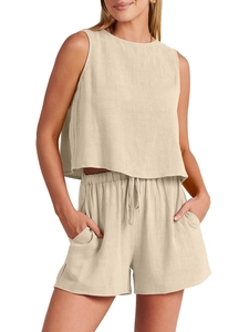 Détail d'un ensemble en lin beige avec haut sans manches et short à cordon de serrage