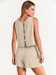 Détail d'un ensemble deux pièces beige avec fermeture boutonnée au dos et haut sans manches