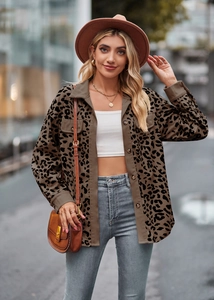 Detailopname van het luipaardprint corduroy jack met borstzakken en zachte stoftextuur