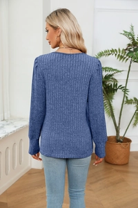 Vue arrière d'un haut à manches longues en tricot côtelé bleu avec épaules bouffantes