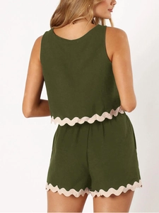 Detailed back view of dark green linen summer set featuring contrast scalloped lace edges