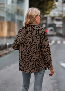 Detail van het shirtjack met lange mouwen en luipaardprint met knopen buiten