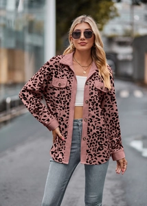 Detail van roze corduroy jasje met luipaardprint, zakken en knoopsluiting