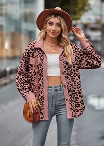 Detailopname van de roze corduroy textuur met luipaardprint op deze lange mouwen jas