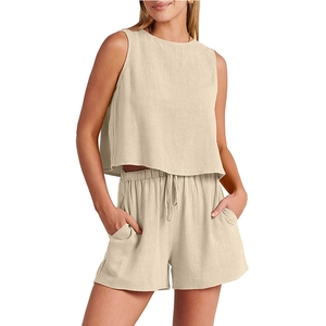 Ensemble deux pièces pour femme avec crop top sans manches et short en lin beige