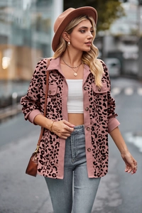Detail van roze corduroy jasje met luipaardprint, borstzakken en knoopsluiting voor dames