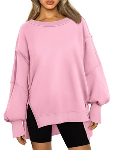 Rosa Sweatshirt mit Rundhalsausschnitt und seitlichem Schlitz am Saum auf weißem Grund