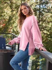 Detaillierte Ansicht des rosa Oversized-Sweatshirts mit Außennähten und Seitenschlitzen