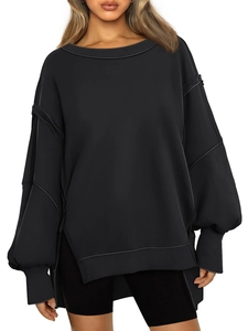 Detail eines schwarzen Oversize-Sweatshirts mit Laternenärmeln und sichtbaren Nähten
