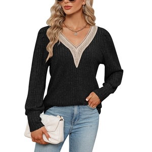 Haut en maille noire pour femme avec col en V, bordure en dentelle beige et texture côtelée