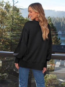 Detailansicht eines schwarzen Oversize-Sweatshirts mit Drop-Shoulder und Rippbündchen