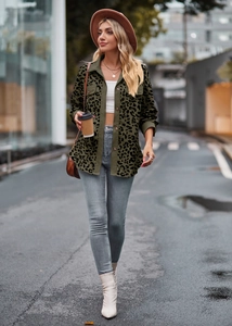 Streetstyle luipaardprint jas met borstzakken en knoopsluiting aan de voorzijde