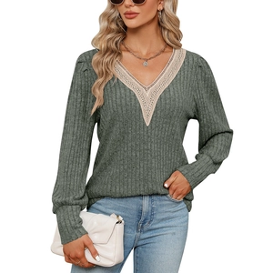 Haut en tricot vert mousse pour femme avec col en V, dentelle et texture côtelée