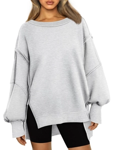 Detail eines hellgrauen Oversize-Sweatshirts mit Laternenärmeln und Seitenschlitz