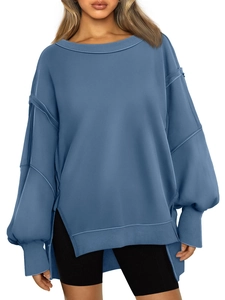 Detail eines blauen Oversize-Sweatshirts mit geripptem Rundhalsausschnitt und Ziernähten