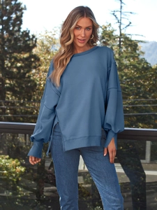 Detailansicht des blauen Crewneck-Sweatshirts mit Seitenschlitzen und Rippbündchen