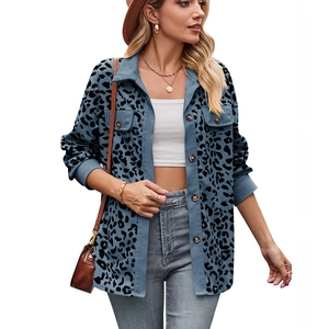 Damesjack van blauw corduroy met luipaardprint, lange mouwen en een knoopsluiting