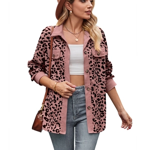 Roze corduroy jasje met luipaardprint, knopen en klepzakken voor dames