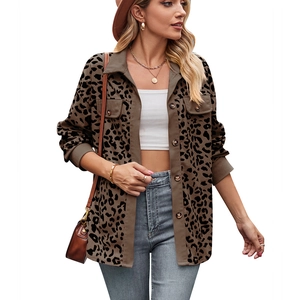 Damesjas met luipaardprint, bruine corduroy details en een lange knoopsluiting