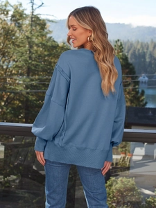 Details des graublauen Sweatshirts mit Waffelstrick, Rückennaht und geripptem Saum