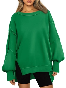 Detail eines smaragdgrünen Oversize-Sweatshirts mit markanten Nähten und Laternenärmeln