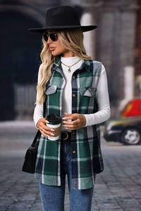 Dettaglio del gilet scozzese verde smanicato con bottoni e tasche sul petto con patta