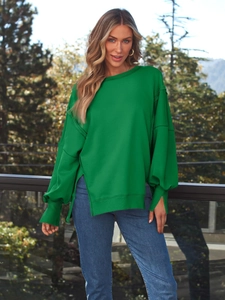 Detailansicht des smaragdgrünen Oversize-Sweatshirts mit Seitenschlitzen und Außennähten