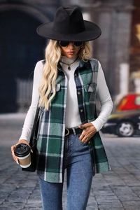Dettaglio del gilet lungo a quadri verdi con tasche a patta e bottoni decorativi