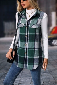 Dettaglio del gilet smanicato a quadri verdi con revers classici e bottoni in legno marrone