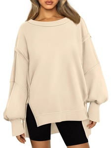 Nahaufnahme beiges Crewneck-Sweatshirt mit überschnittenen Schultern und Seitenschlitz