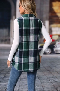 Vista posteriore di un lungo gilet scozzese verde che mostra tessuto e trama di qualità