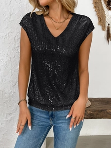 Détail de paillettes noires scintillantes sur le haut à col en V pour soirée chic