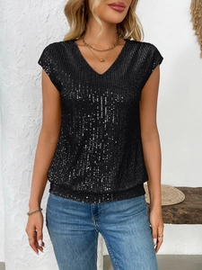 Détail d'un haut noir à paillettes avec col en V montrant la texture brillante et la coupe