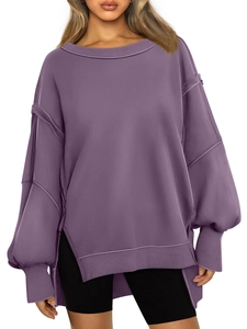 Detailansicht eines lila Oversize-Sweatshirts mit Laternenärmeln und Seitenschlitzen