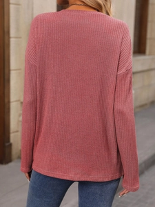 Vista posteriore di una t-shirt a maniche lunghe in maglia a coste rosa antico rilassata