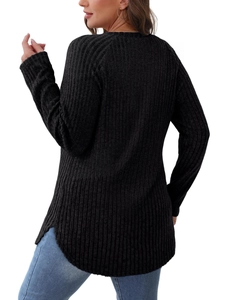 Dettaglio maglione nero in maglia a coste con spacco laterale e vestibilità slim aderente