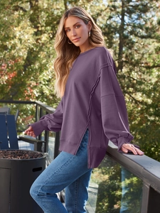Detailansicht des tiefvioletten Sweatshirts mit Seitenschlitz und Ziernaht-Design