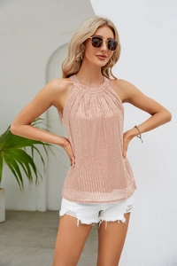 Détail du haut dos nu à paillettes roses avec tissu scintillant et plissé chic