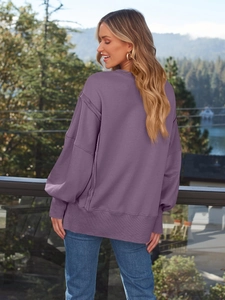 Dunkelvioletter Oversized-Sweatshirt mit offenen Nähten und überschnittenen Schultern