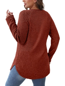 Dettaglio della trama a costine e dell'orlo curvo della maglia color rosso mattone