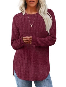 Dettaglio del tessuto a costine bordeaux, maglia a maniche lunghe con scollo rotondo e raglan