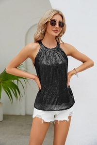 Détail du haut dos nu à paillettes noires avec plis élégants et texture brillante