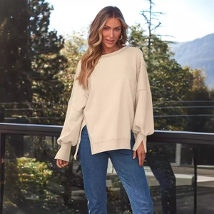 Beiges Oversize-Sweatshirt für Damen mit überschnittenen Schultern und Seitenschlitzen