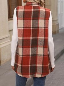Vista dettagliata del retro di un lungo gilet a quadri senza maniche in rosso e marrone