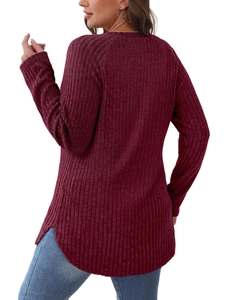 Dettaglio maglia bordeaux a coste con orlo curvo asimmetrico e spacchi laterali