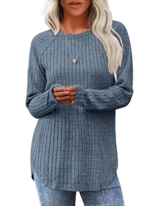 Dettaglio maglione in maglia a coste blu con maniche raglan e orlo curvo con spacco